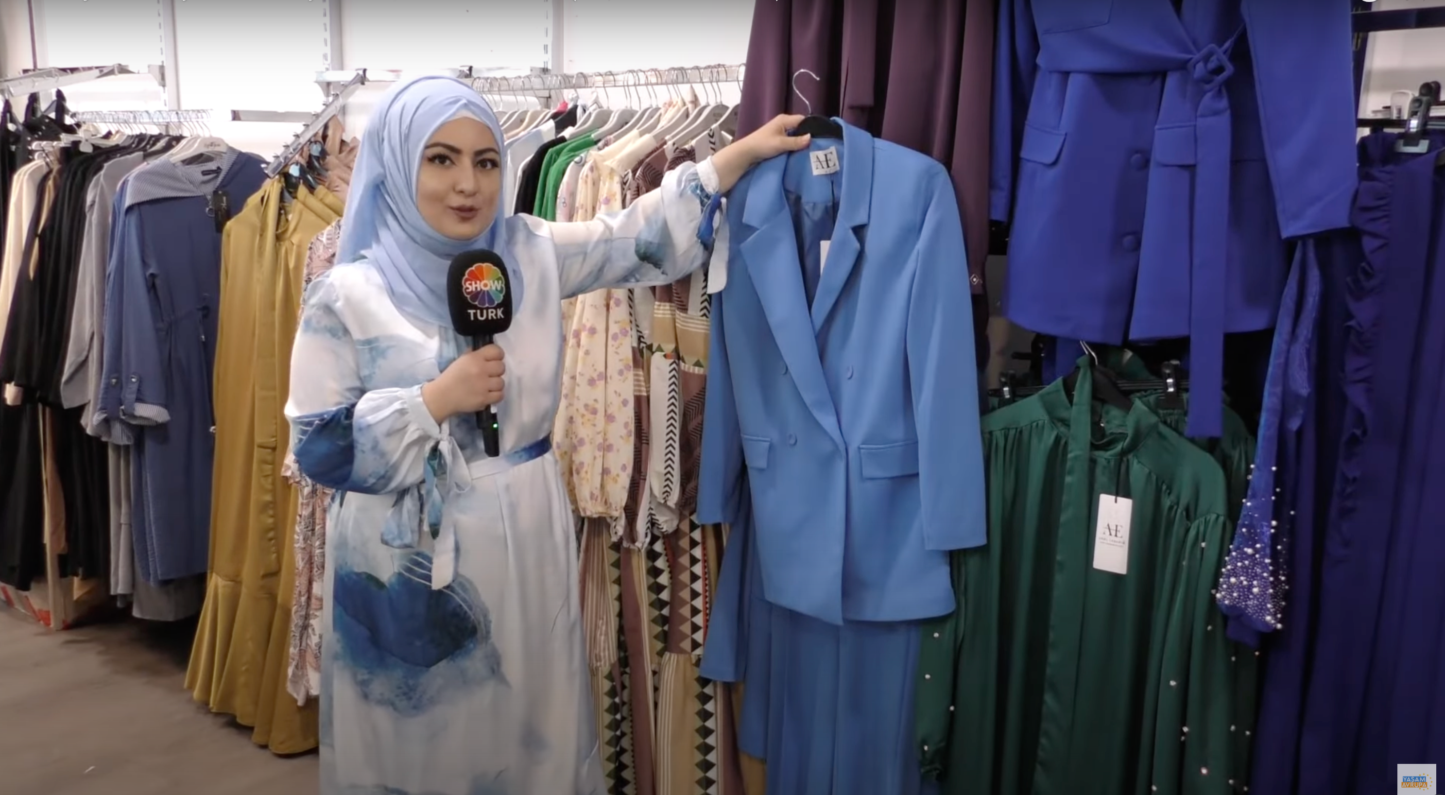 Video laden: Trendige Damenmode bei Selma Öz Butik entdecken
